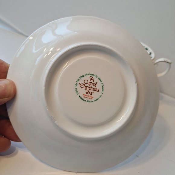 A Cup Of Christmas Tea Cup & Saucer Bone China Gold Trim Waldman House Tom Hegg - Picture 4 of 10